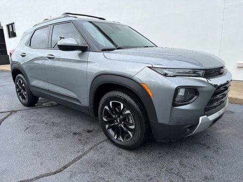 Used 2023 Chevrolet TrailBlazer LT w/ Convenience Package AWD/4WD image 2