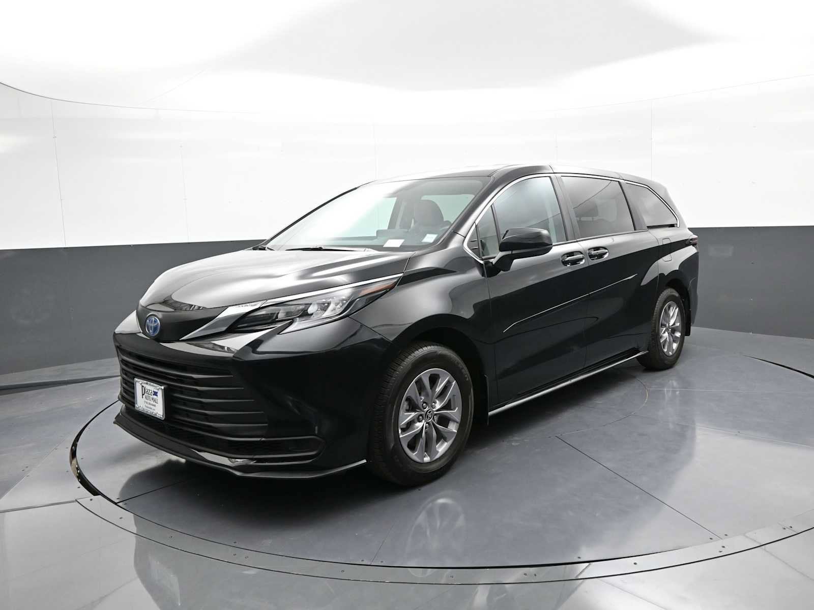 Used 2024 Toyota Sienna LE w/ Protection Package (TMS) AWD/4WD image 1