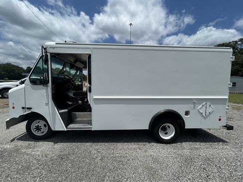 Used 2016 Ford E-350 and Econoline 350 Super Duty w/ A/C Prep Package RWD image 8