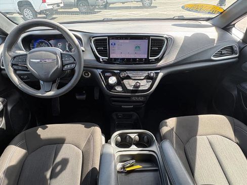 Used 2023 Chrysler Pacifica Touring FWD image 11