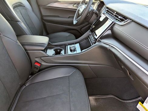 New 2025 Jeep Grand Cherokee L Altitude image 28