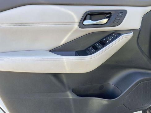 Used 2023 Nissan Rogue SL w/ SL Premium Package image 19