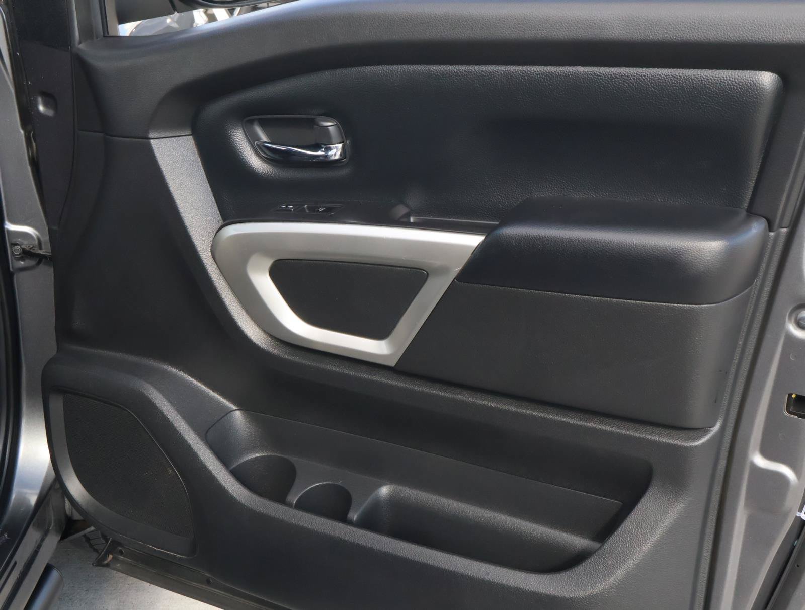 Used 2022 Nissan Titan SV w/ SV Convenience Package RWD image 21