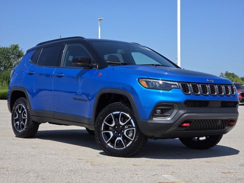 Used 2024 Jeep Compass Trailhawk w/ Trailhawk Elite Group AWD/4WD image 2