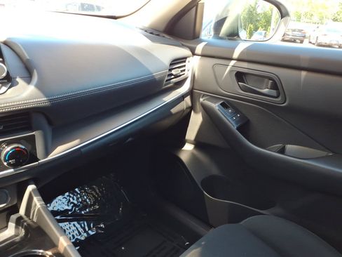 Used 2024 Nissan Rogue S FWD image 29