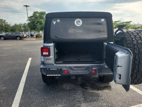 Used 2018 Jeep Wrangler Unlimited Sahara AWD/4WD image 10