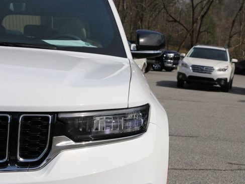 Used 2023 Jeep Grand Cherokee Limited w/ Luxury Tech Group II image 13