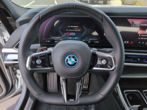 Used 2025 BMW i7 xDrive60 w/ Executive Package image 18