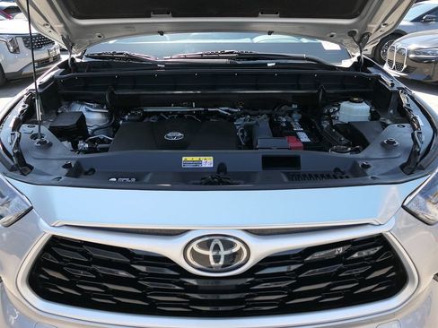 Used 2021 Toyota Highlander XLE FWD image 32