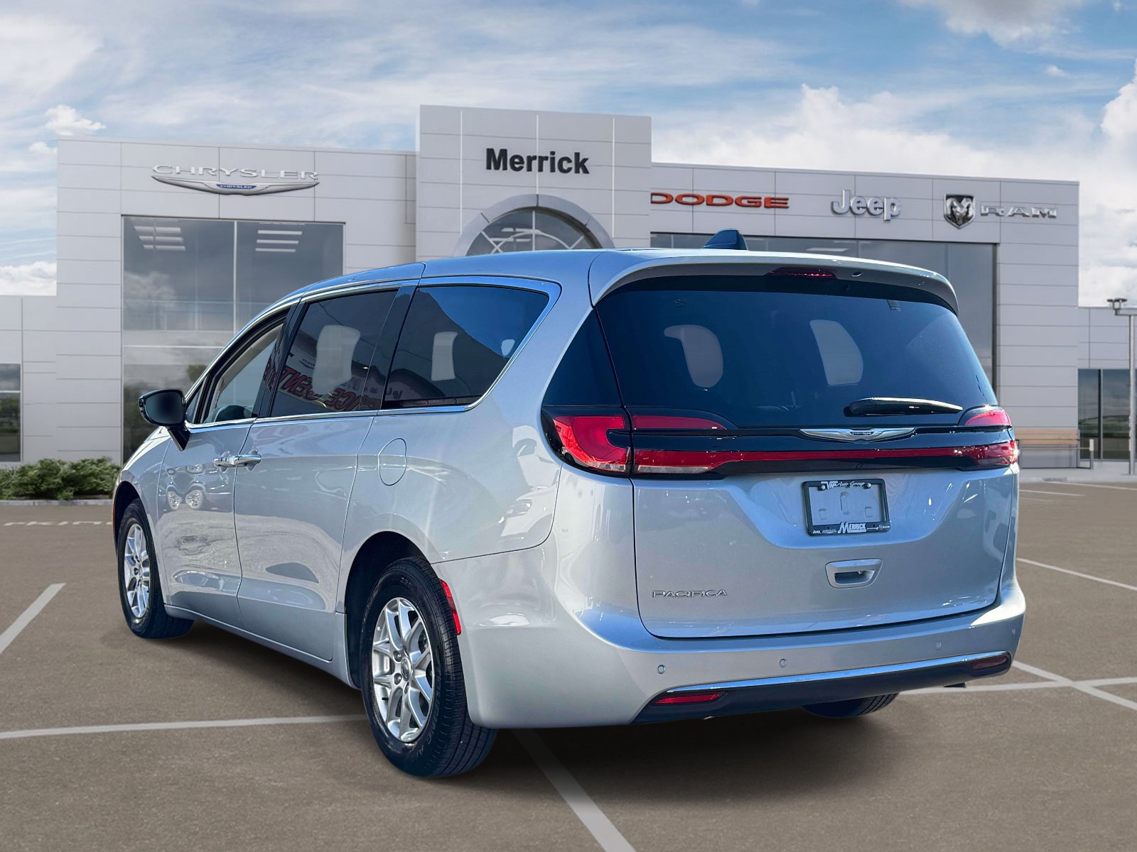 Certified 2024 Chrysler Pacifica Touring-L FWD image 4