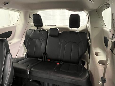 Used 2023 Chrysler Pacifica Touring-L AWD/4WD image 46