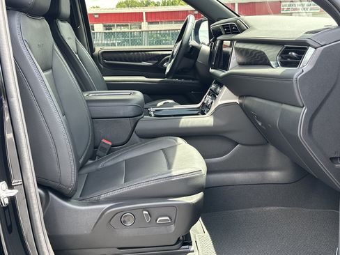 Used 2024 GMC Yukon XL Denali w/ Denali Reserve Package AWD/4WD image 12