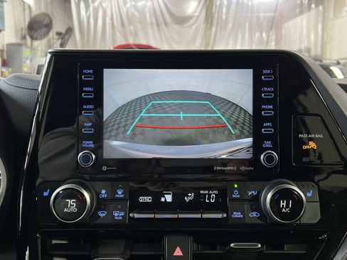 Used 2022 Toyota Highlander XLE image 19