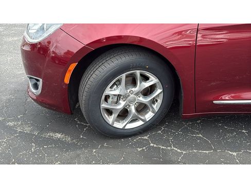 Used 2017 Chrysler Pacifica Limited w/ Advanced Safetytec Group FWD image 12
