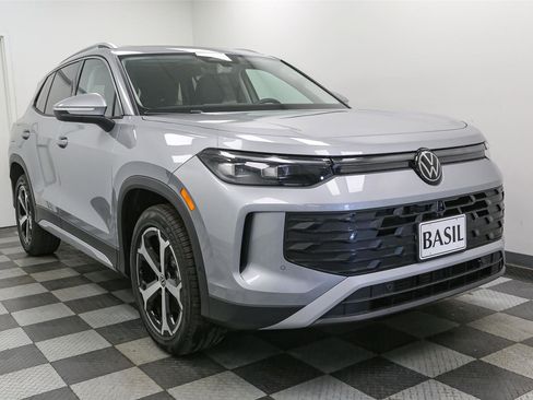 Used 2025 Volkswagen Tiguan SE w/ Panoramic Sunroof Package AWD/4WD image 2