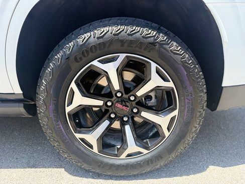 Used 2025 GMC Yukon AT4 w/ AT4 Premium Plus Package AWD/4WD image 6