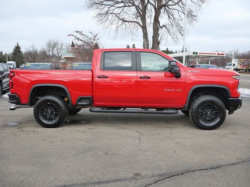 Used 2025 Chevrolet Silverado 2500 ZR2 w/ Technology Package image 11