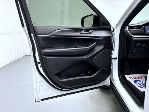 Used 2023 Jeep Grand Cherokee L Laredo AWD/4WD image 9