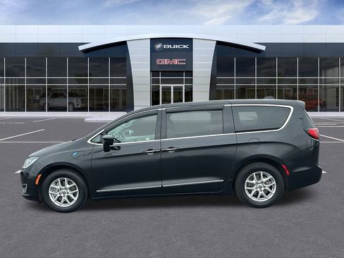 Used 2019 Chrysler Pacifica Touring Plus image 2