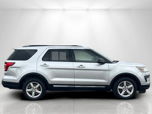 Used 2018 Ford Explorer XLT FWD image 2