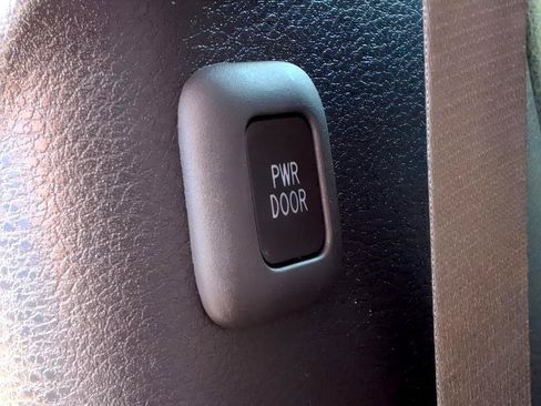 Used 2025 Toyota Sienna XLE FWD image 15