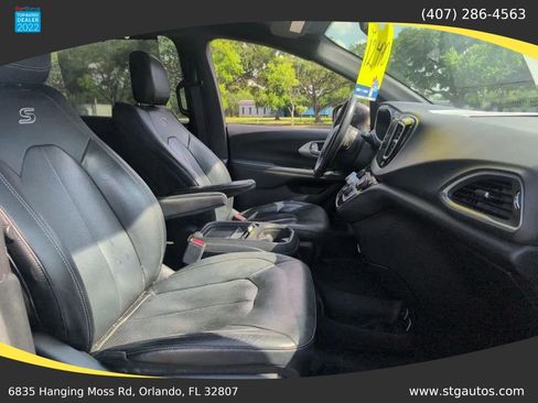 Used 2018 Chrysler Pacifica Touring-L w/ Premium Audio Group FWD image 23