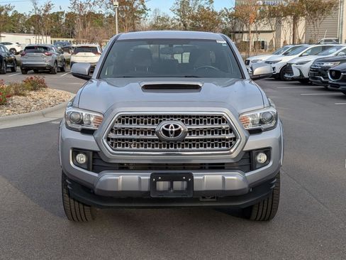Used 2017 Toyota Tacoma TRD Sport image 8