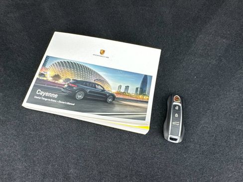 Used 2022 Porsche Cayenne w/ Premium Package AWD/4WD image 76