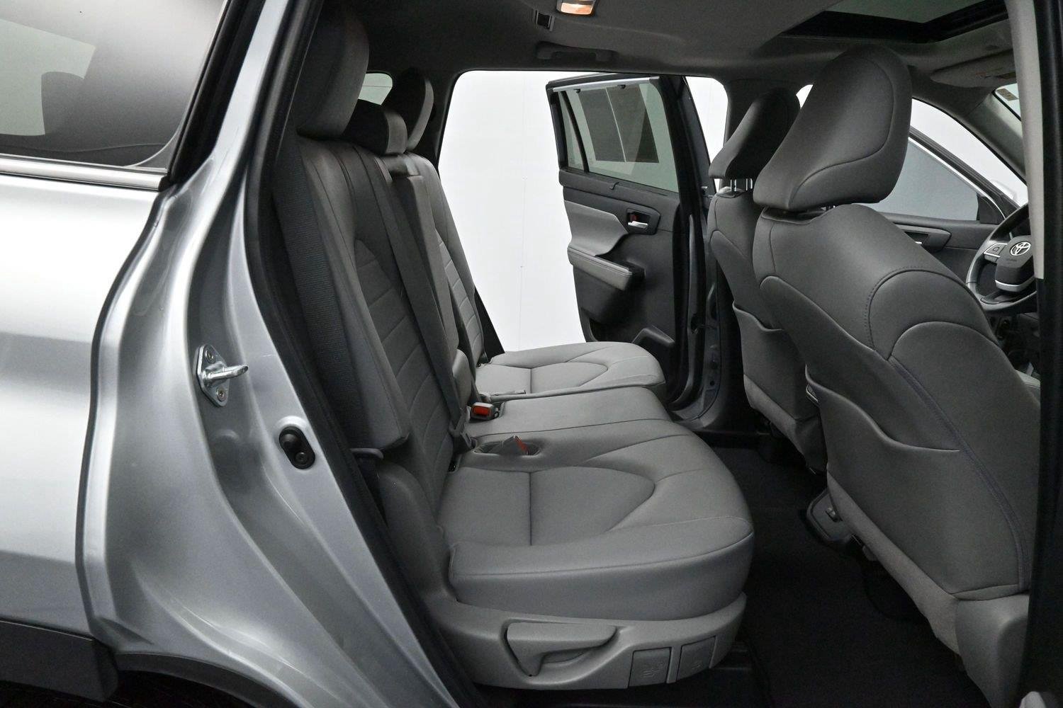 Used 2022 Toyota Highlander XLE FWD image 35