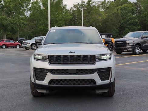 New 2026 Jeep Grand Cherokee Altitude RWD image 9