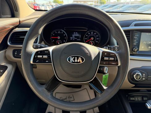 Used 2020 Kia Sorento LX image 9
