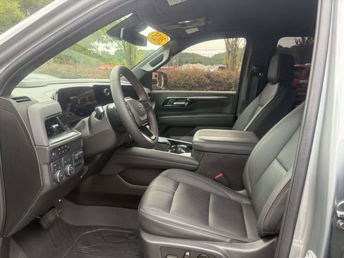 Used 2025 Chevrolet Suburban RST w/ Comfort Package AWD/4WD image 4