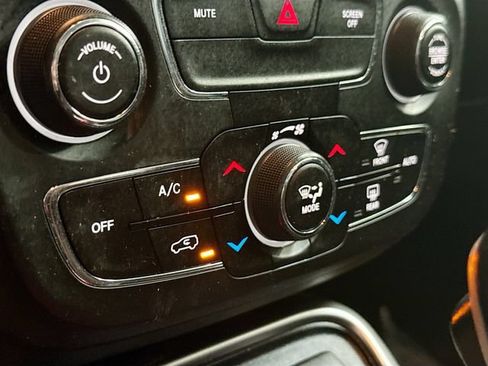 Used 2018 Jeep Compass Latitude w/ Popular Equipment Group FWD image 16