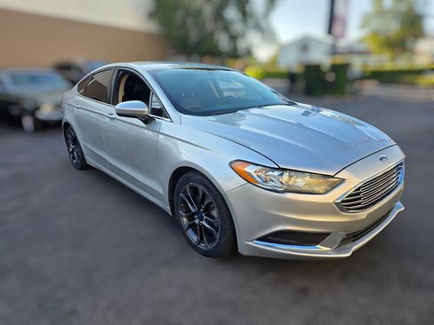 Used 2018 Ford Fusion SE w/ Equipment Group 201A FWD image 3