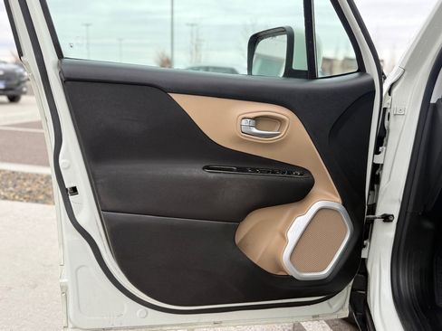 Used 2015 Jeep Renegade Latitude w/ Popular Equipment Group image 10