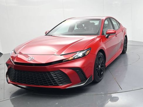 Used 2025 Toyota Camry SE w/ Convenience Package FWD image 3