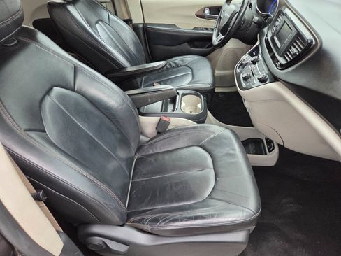 Used 2017 Chrysler Pacifica Touring-L FWD image 13