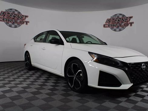 Used 2024 Nissan Altima 2.5 SR FWD image 9