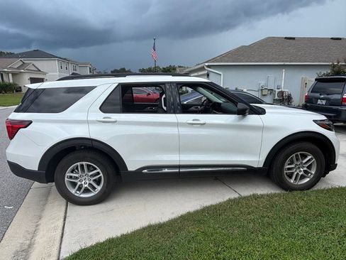 Used 2025 Ford Explorer Active RWD image 2