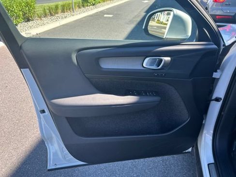 Certified 2025 Volvo XC40 B5 Plus AWD/4WD image 20