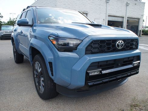 Used 2025 Toyota 4Runner TRD Sport Premium AWD/4WD image 2