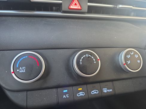 Used 2025 Hyundai Elantra SE FWD image 13