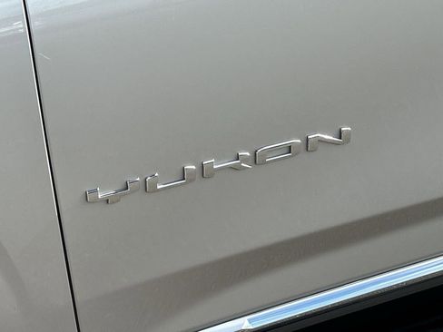 Used 2023 GMC Yukon XL SLT w/ SLT Luxury Package image 32