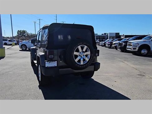 Used 2016 Jeep Wrangler Unlimited Sahara w/ Connectivity Group image 29