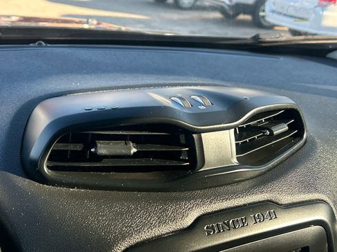 Used 2016 Jeep Renegade Limited image 36