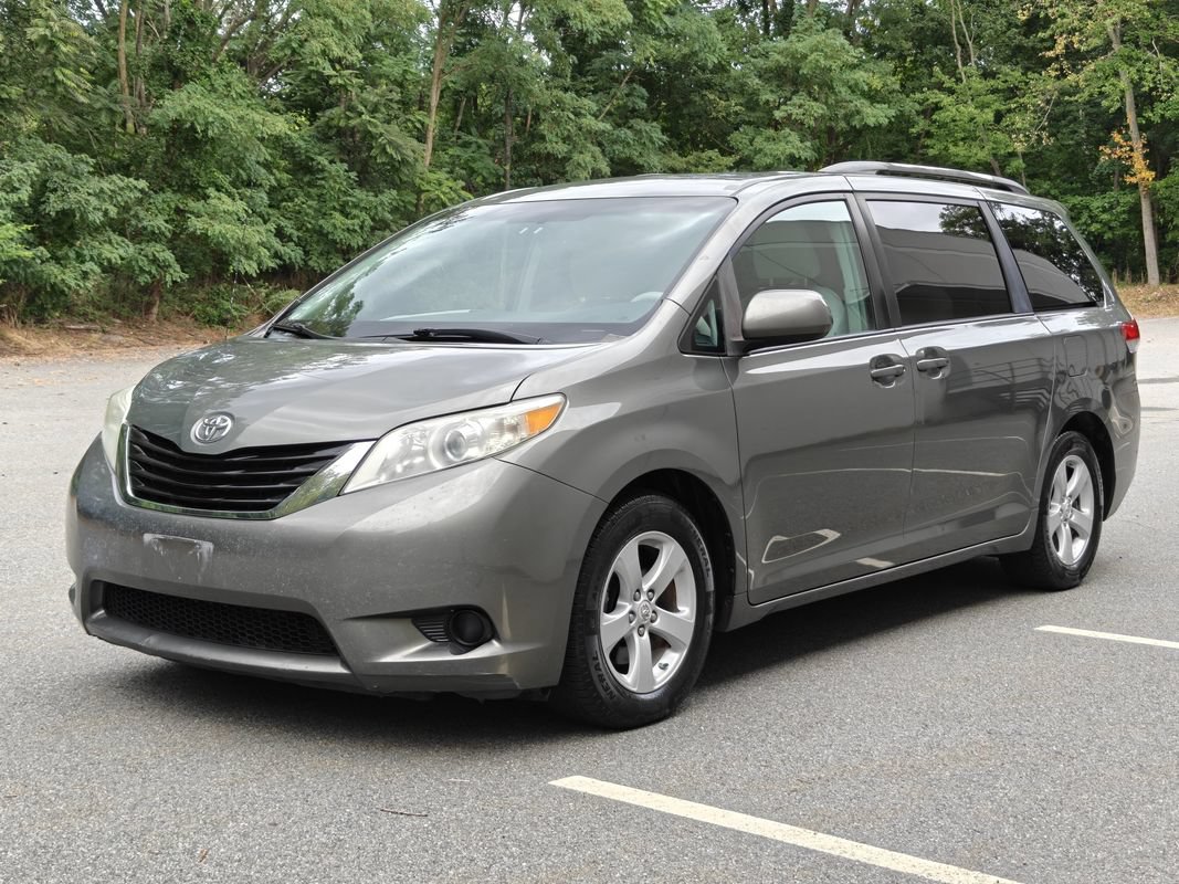 Used 2011 Toyota Sienna LE FWD image 2