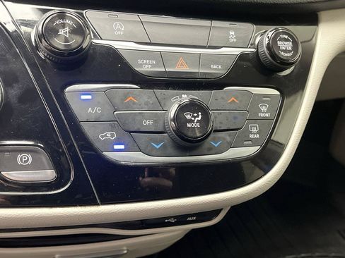 Used 2017 Chrysler Pacifica Touring FWD image 20