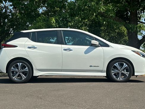 Used 2018 Nissan Leaf SV w/ SV Technology Package FWD image 8