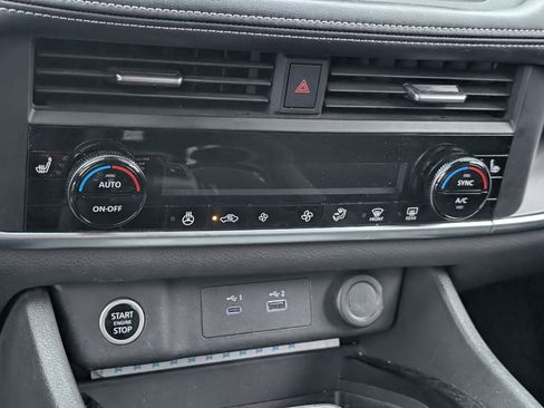 Used 2023 Nissan Rogue SV w/ SV Premium B Package image 17