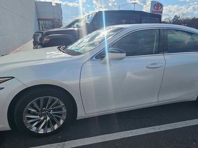 Used 2023 Lexus ES 300h w/ Luxury Package